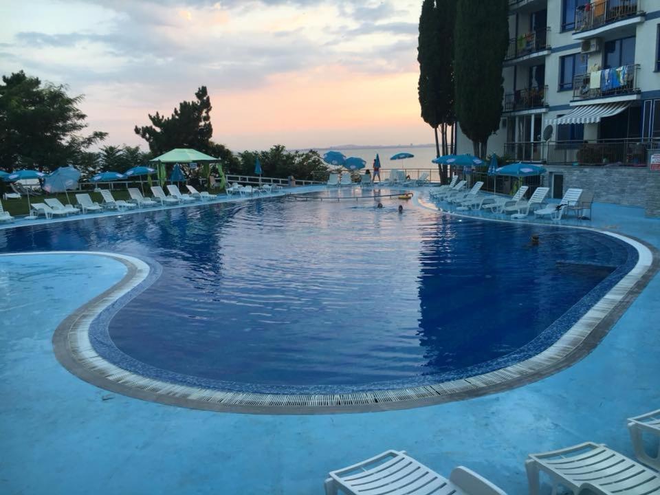 Blue Bay Palace Apart Complex Pomorie Exteriör bild
